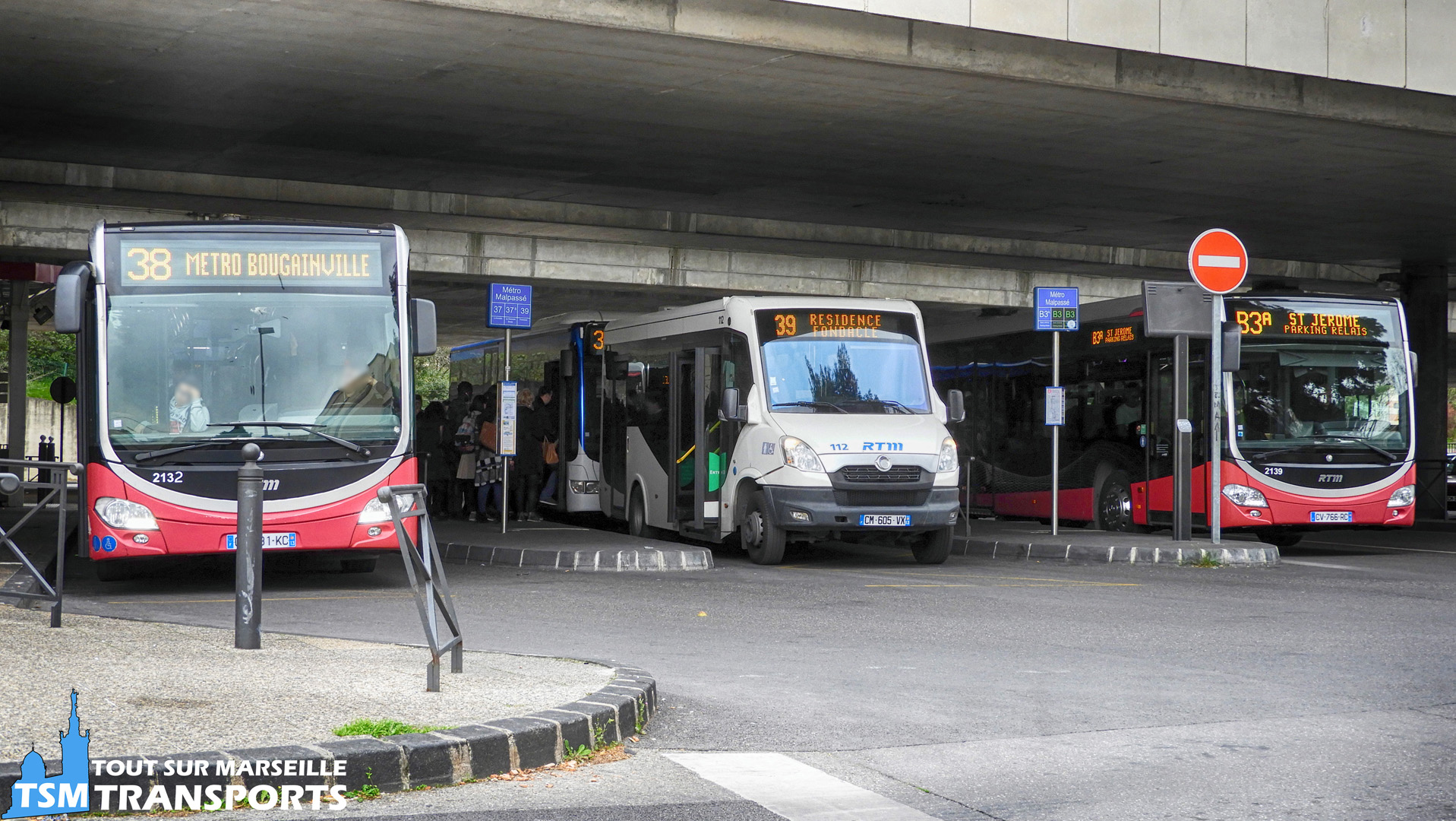  2 Mercedes Benz Citaro 2 G Euro 5 BHNS et 1 Irisbus Vehixel Cytios 34 à la Gare D'échange du Métro Malpassé