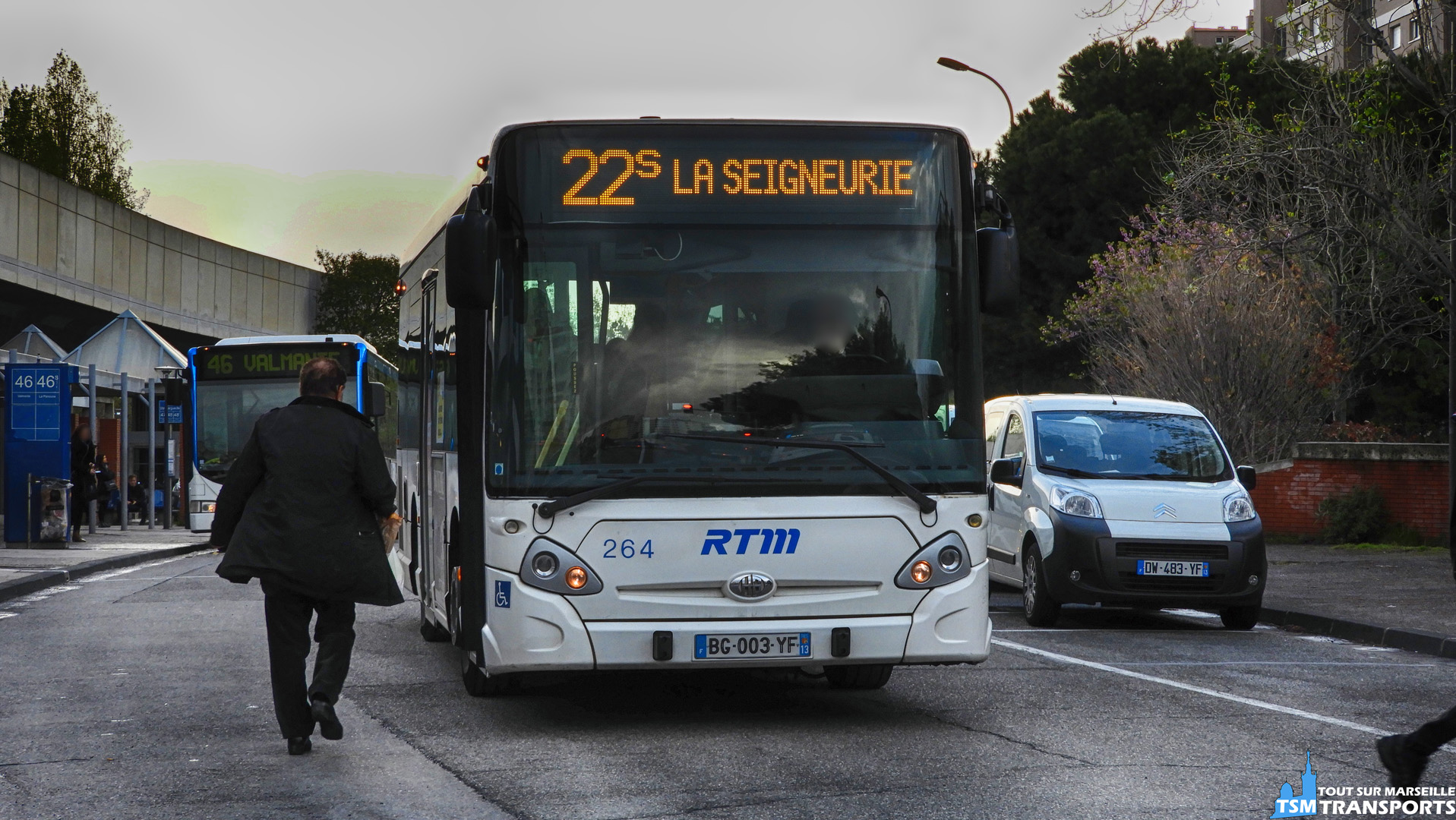Heuliez Bus GX127 RTM n°264 en livrée Blanche à la gare d'échange du Métro Sainte Marguerite Dromel