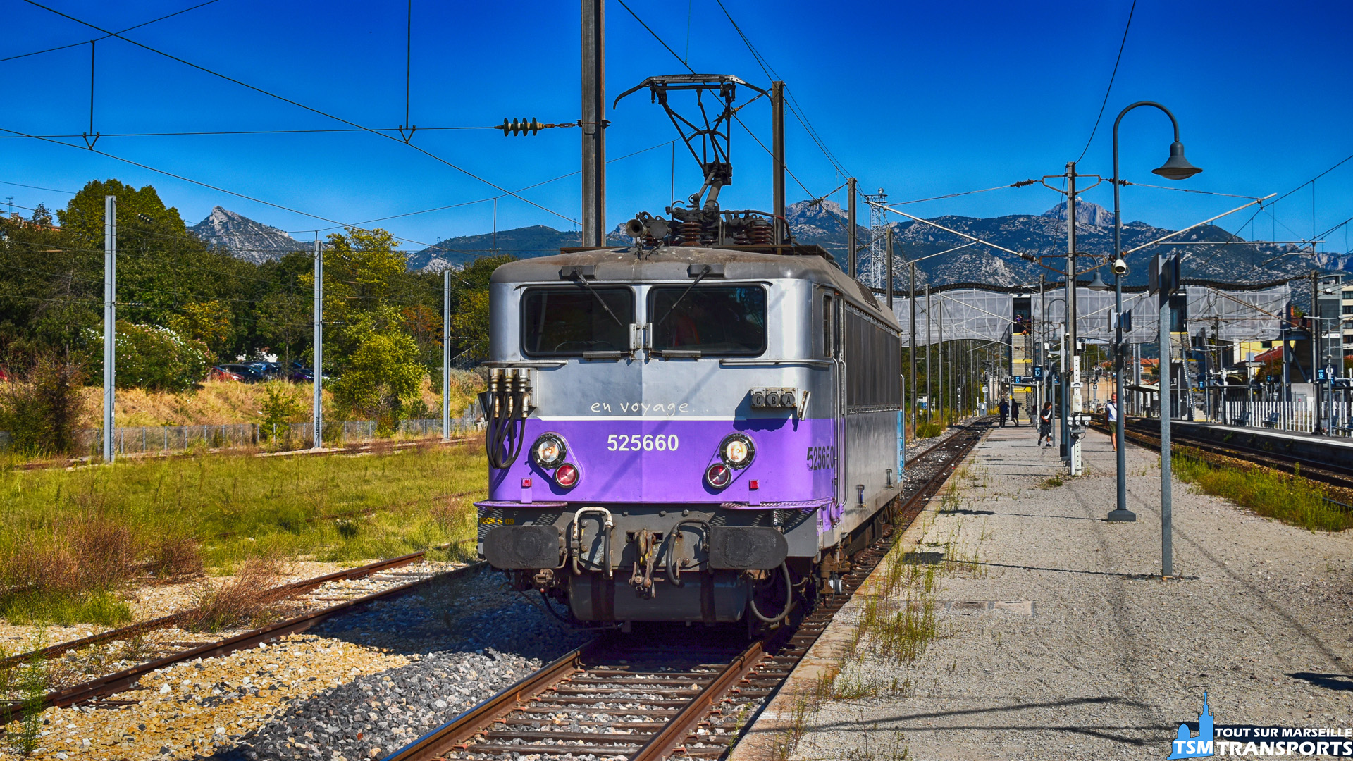 Après un trajet en HLP entre Avignon et Aubagne, la BB25660 de l'association APCC6570 se repose en gare d'Aubagne avant d'effectuer le trajet dans le sens opposé dans 1 heure environ.
.
Cette sortie était l'occasion de faire une marche d'essais de la #locomotive sous les deux tensions principales du réseau ferré français (À savoir le 1,5Kv et le 25Kv), pour ce qui est de la portion de voie entre Marseille et Aubagne, c'est à partir de la Gare de la Pomme que l'on change de tension.
.
La marche de #rodage a permis de vérifier le bon fonctionnement de tout les #organes #électrique de la machine, surtout pour la partie 25kv, car depuis sa sauvegarde par l'association, celle ci n'avais plus roulée sous cette tension.
.
La BB25660 s'est présentée à nous voie D et a stationnée une bonne heure sur cette voie avec en fond le Pic de Bertagne.
.
ℹ️ BB25660 de l'association APCC 6570 en marche d'essais entre Avignon et Aubagne.
.
📍Gare d'Aubagne, voie D.
.
↔️ HLP : Avignon - Cavaillon - Miramas- Marseille Blancarde - Aubagne.
.
📸 Nikon D5600 | f/7.1 | Expo : 1/2000" | ISO : 400 | distance focale : 38mm | sans flash.
.
📅 29 septembre 2018 à 15:35.
.
👨 Sébastien ESPOSITO.