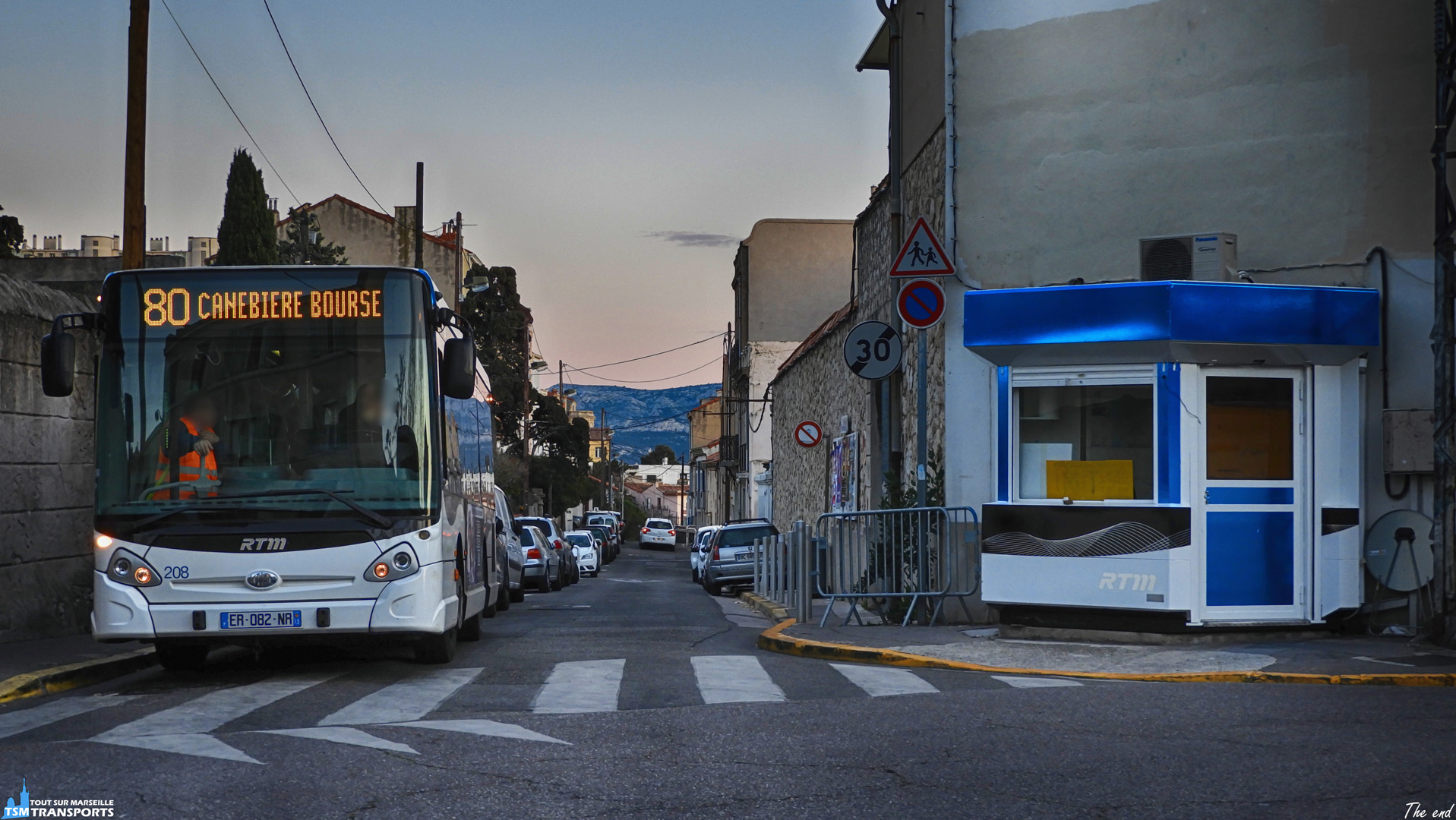 Fin de journée sur le quartier d'Endoume, les GX127, aujourd'hui disparus, continuent toujours leurs rotations au terminus, manœuvre obligatoire pour se garer et repartir dans le sens opposé.
.
C'est avec encore quelques rayons de soleil que ce GX127 est immortalisé sur sa zone de parking.
.
ℹ️ Heuliez Bus GX 127 RTM n°208.
.
📍 Intersection Rue Pierre Mouren / Rue d'Endoume, 7eme arrondissement de Marseille.
.
↔️ 80 : Eglise d'Endoume - Canebière Bourse (Ancien itinéraire).
.
🕒 Véhicule déjà spot, retrouvez le avec le #rtm208
.
📸 Nikon B700.
.
📅 26 Mars 2018.